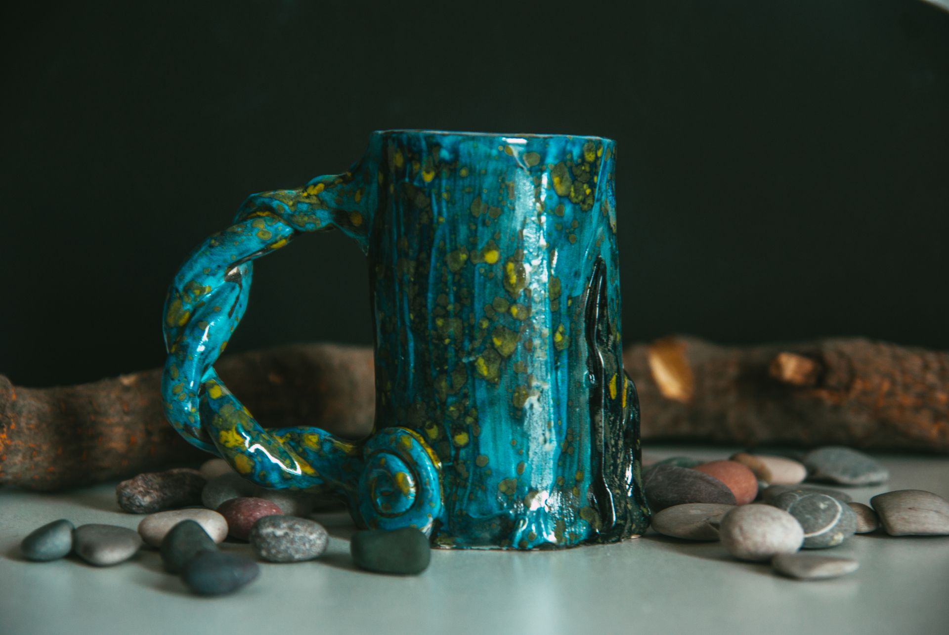 Taza artesanal de cerámica esmaltada en tonos azules